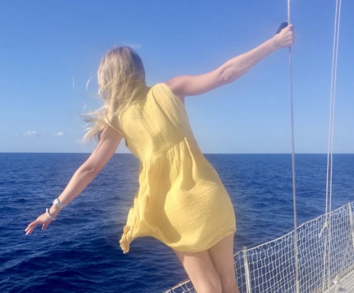 Frau auf Segelboot zeigt Freiheit